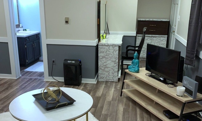 Lexington Apartment | the sweet spot,newly renovated loft, walk 2 Beech Lake, wifi, smart tvs, kitchen
