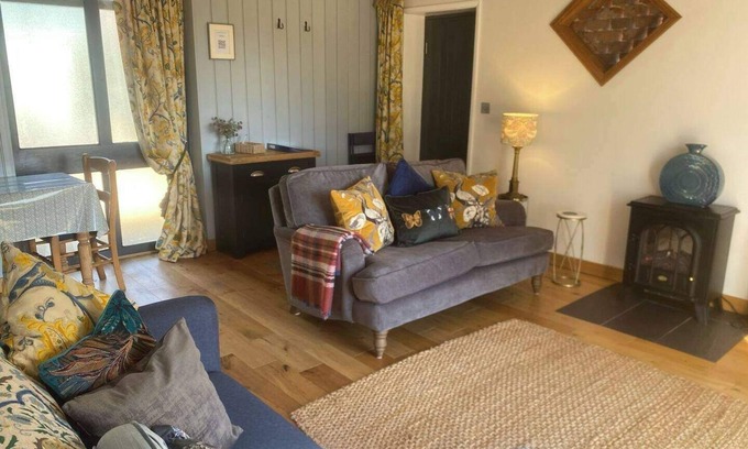 Stowmarket Cottage | The Tack Room Cottage - Sleeps 4, Garden & Parking