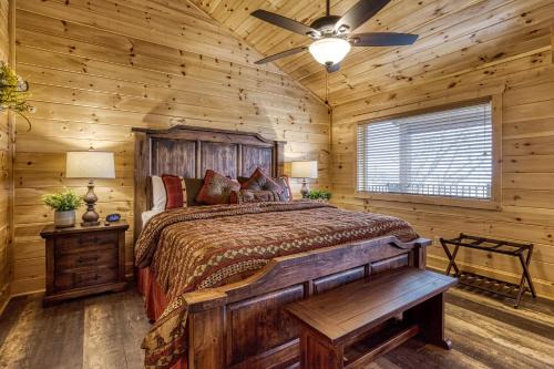 Gatlinburg - Pigeon Forge House | The Taj Ma Ya'll Splash, Indoor Pool, Theater Room, Game Room, 685 FREE tickets each paid day