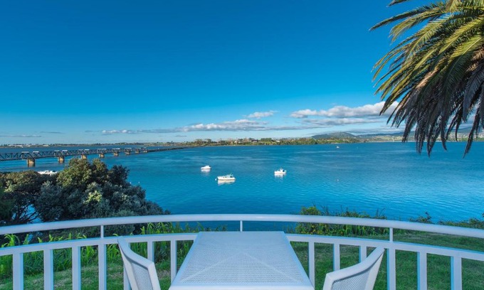 Tauranga Hotel | The Tauranga on the Waterfront