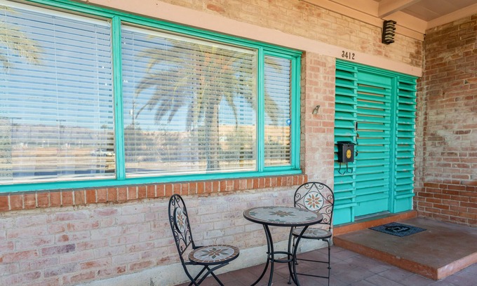 Miramonte House | The Teal Door | UofA Central Newly Renovated 1BR