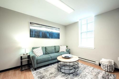 Wilmington Apartment | The Terrace at Park Place 2nd floor walk up -cozy 2 bedroom fast WiFi free coffee