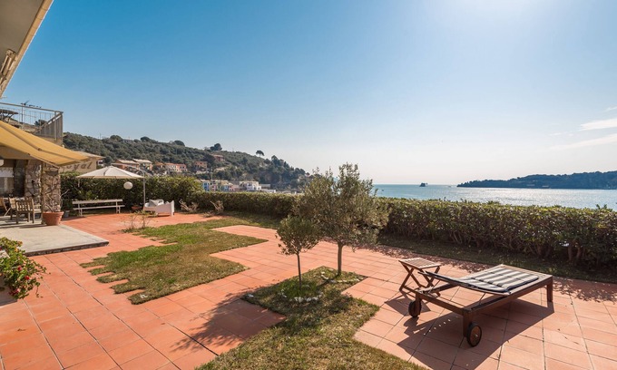 Portovenere Apartment | The terrace between the sky and the sea