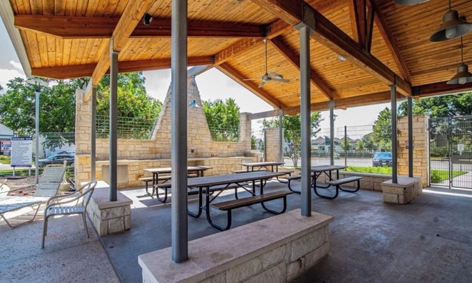 Austin House | The Terracotta Loft- Community Pool- Close to airport and Austin Downtown