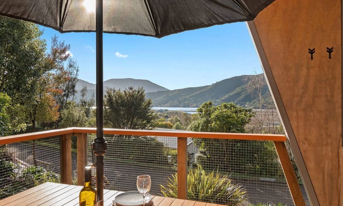 Havelock House | THE TIN SHED - HAVELOCK HOLIDAY HOME, with a garden in Havelock