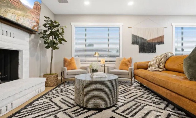 Cottonwood House | The Tipsy Moon-New Hot Tub-Beautiful Mid-Century Modern Home-20min to Sedona