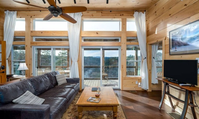 Blue Ridge Cabin | The Toccoa Overlook.