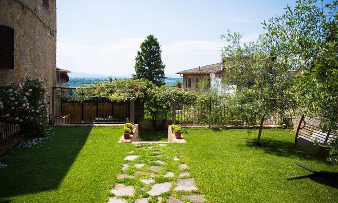 San Gimignano City Centre Apartment | The Tower's Garden- private garden in the heart of town