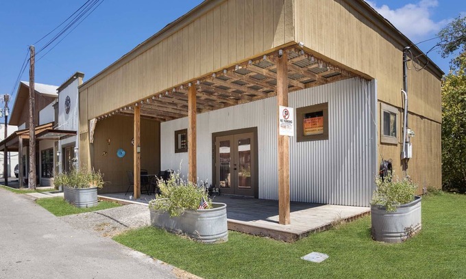 Bandera Cottage | The Trails End Retreat