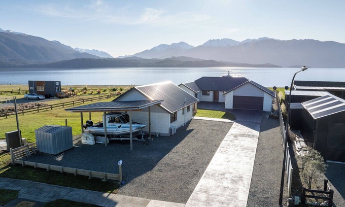 Te Anau House | The Tranquil Edge - Te Anau Holiday Home