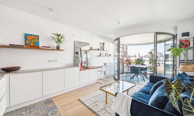 Quartier Saint-Ambroise Apartment | The Transforming Terrace, by Veeve