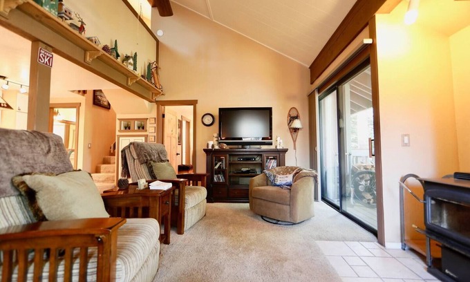 Mammoth Lakes Condo | The Treehouse-5 minute walk to Village & Gondola