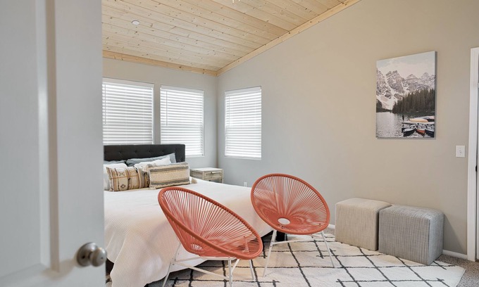 Cedar Glen Cabin | The Treehouse@Cedar Terr- family+pet friendly