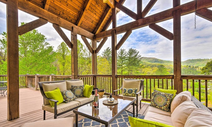 Tuckasegee House | ‘The Tuck Mtn Getaway’ w/ Hot Tub, Acerage & Views