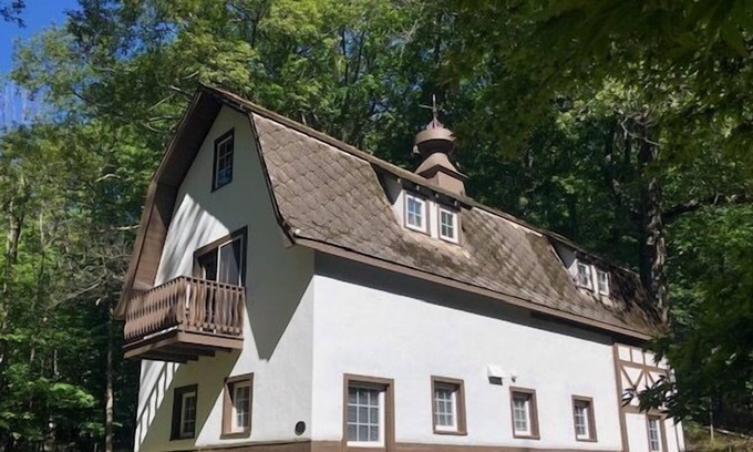 Ludington House | The Tudor Barn - Tudor Style Barn House. Sleeps 5!