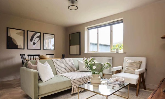 London Borough of Hounslow Apartment | The Twickenham Wonder - 1 Bdr Flat with Parking