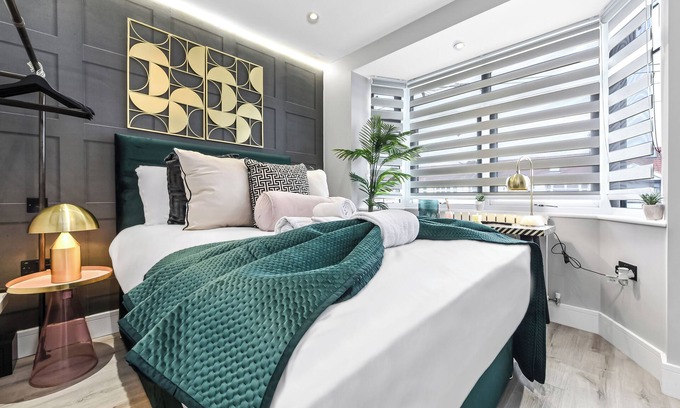 Turkey Street House | The Ultimate Hangout: 4BR Modern House with Garden