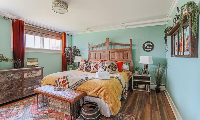 Staunton Apartment | The Urban Cowboy Suite: Walk Downtown!