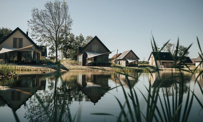 Ouddorp Resort | The vacation rentals for 10 persons are among the largest homes at the holiday park. Ideal for a stay at the coast with family or friends. Enjoy the luxury, inside and outside the holiday house.