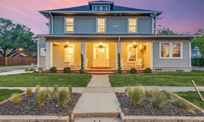 Denton Apartment | The Vanderbilt Mansion Apt 12 Near Downtown and TWU