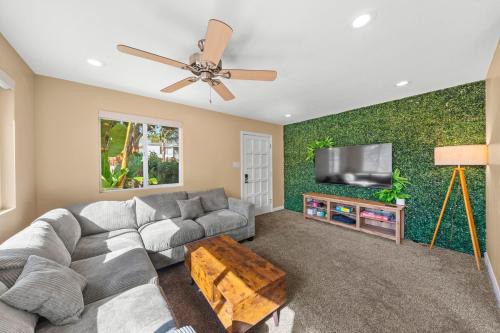 Linda Vista House | The Veranda Large Deck, BBQ & Fire Pit