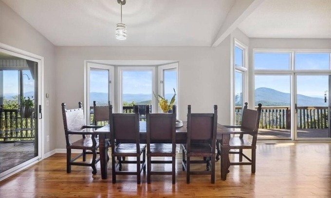 Cleveland House | THE VERY BEST VIEW ~ 4 King Beds, 1 Q, 1 bunk w full. Hot Tub ~ Private Chef