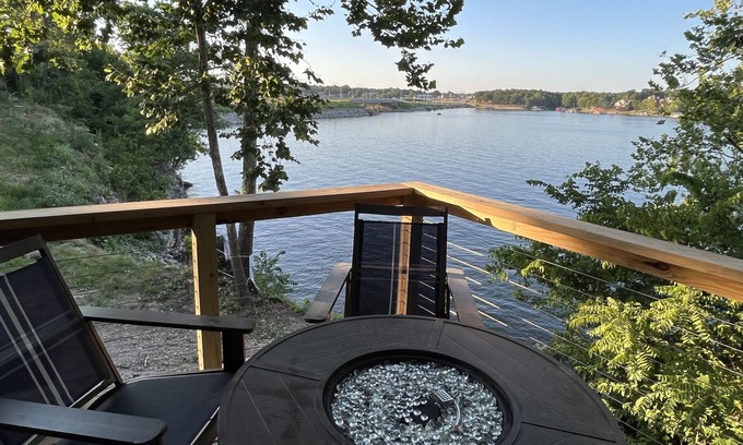 Grove Cabin | 'The View on Grand' Epic Lake Views*Modern Luxury