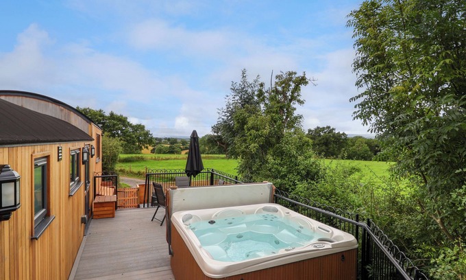 Overton-on-dee Cottage | THE VIEW, pet friendly, with hot tub in Bangor-On-Dee