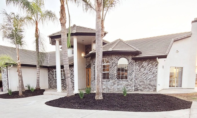 Porterville House | The Villa 232 - 5bedroom/6Beds/2MasterBedrooms/3Bath w/ Pool
