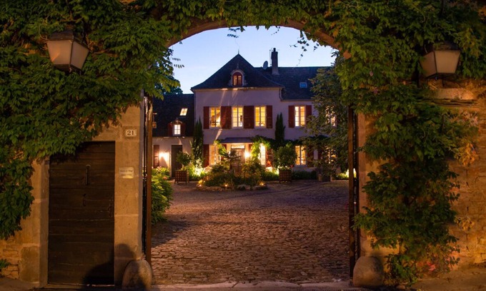 Montagny-les-Beaune Apartment | The Village ROOM GIROFLE