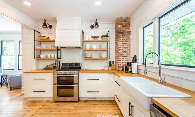 Flat Rock House | The Village House/great dining, hiking & wineries!