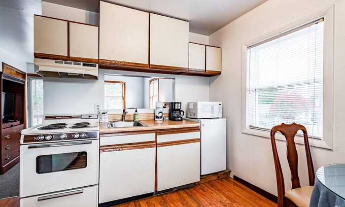 Hammondsport Apartment | The Village Tavern Inn-#4 , Located in Hammondsport just 1 block from Keuka Lake