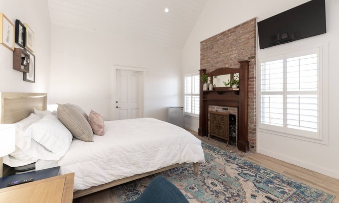 Uvalde Bed & Breakfast | The Vintage Room - Benson Guest House