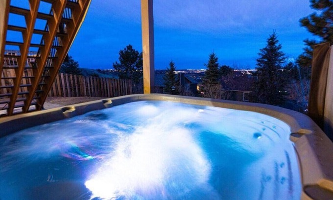 Northwest Colorado Springs House | The Vista House · 4/BR, Sleeps 10, Hot Tub, Air Hockey & Gorgeous Views!