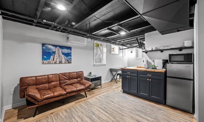 Shadyside Apartment | The Walnut Suites - The Onyx Suite
