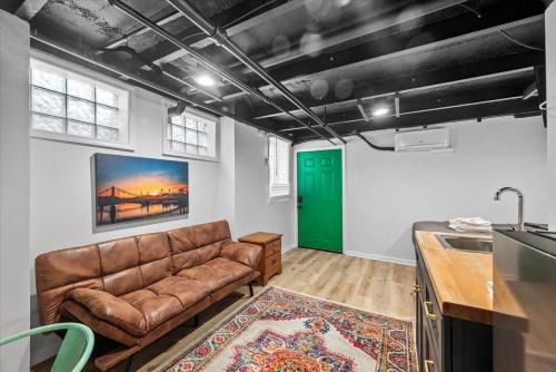 Shadyside Apartment | The Walnut Suites - The Emerald Suite