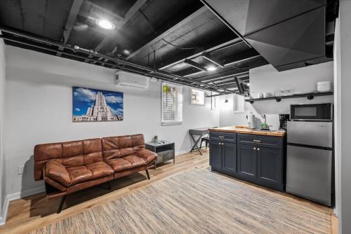 Shadyside Apartment | The Walnut Suites - The Onyx Suite