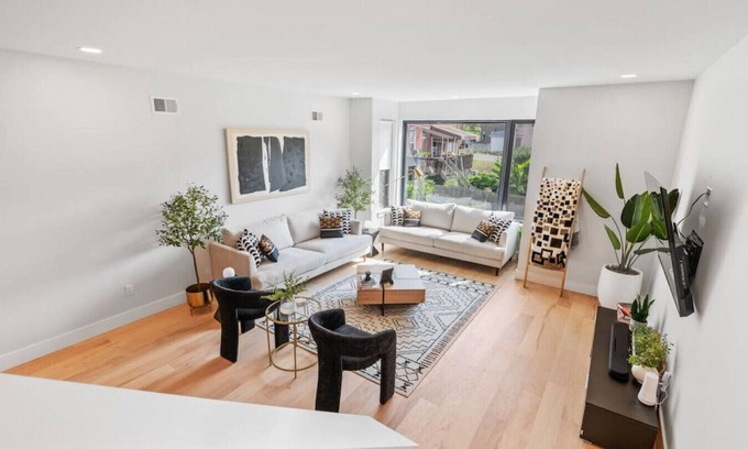 Central Northside House | The Warhol Room | Private Room on Arch Street
