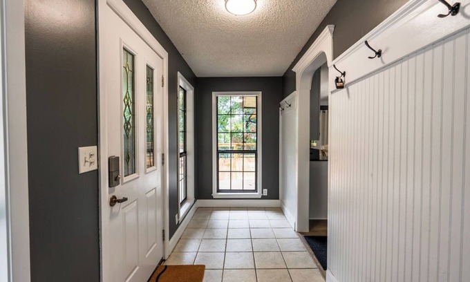 Higden House | The Waters Edge on Greers Ferry lake. Take a walk to personal pebble beach