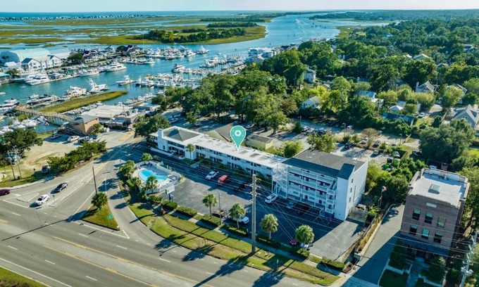 Airlie House | The Waterway 230 by Sea Scape Properties