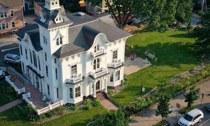 Federal Hill Bed & Breakfast | The Wedding Cake House