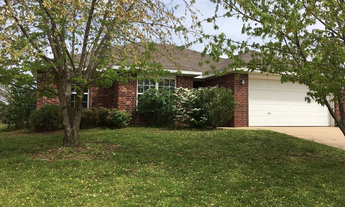 Bentonville House | The Weekender Family & MTB Retreat with garage, playhouse, firepit, sleeps 7+