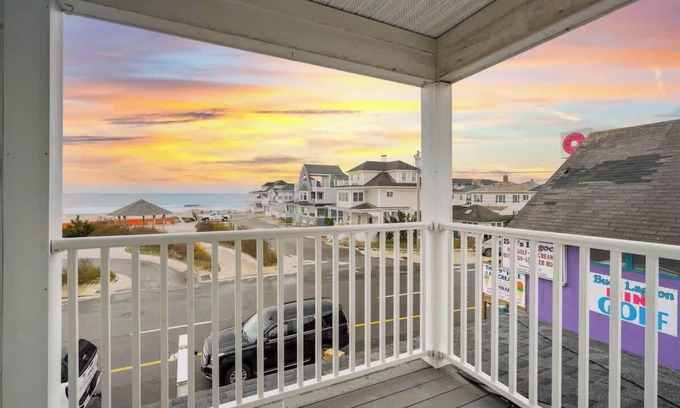 Hampton Apartment | The Whale Tail | Ocean Views | Private Balcony