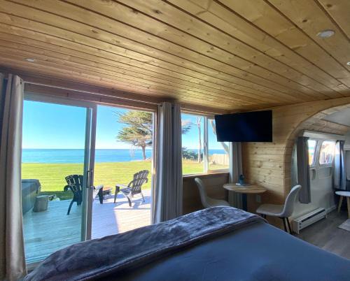 Gold Beach Apartment | The Whale