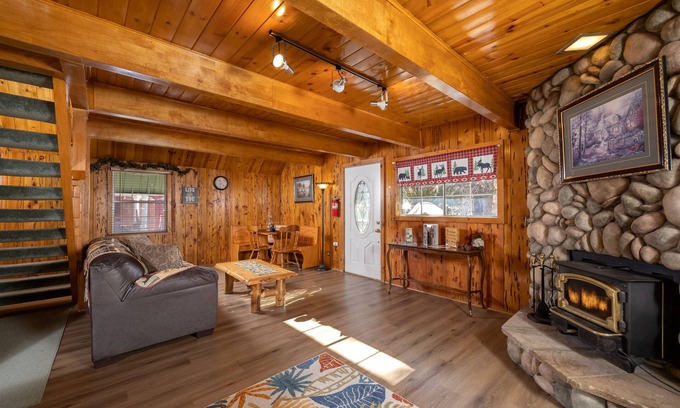 Whispering Forest Ski Chalet | "The Whispering Bear" Beautiful Chalet close to the lake. Pool Table.