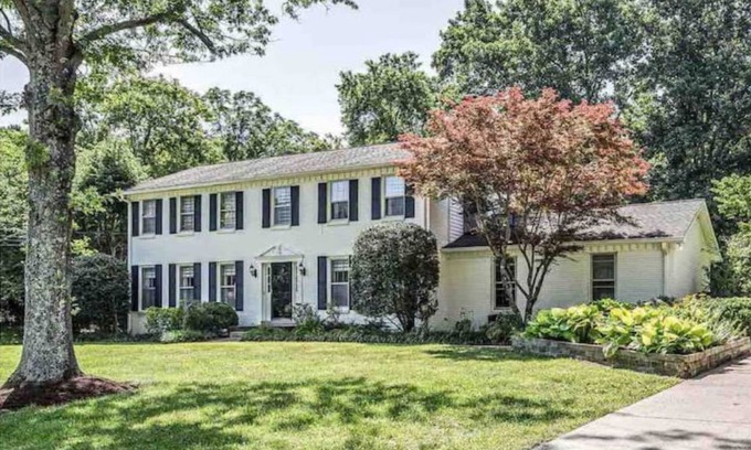 Franklin House | The White Colonial. Minutes to Downtown Franklin.