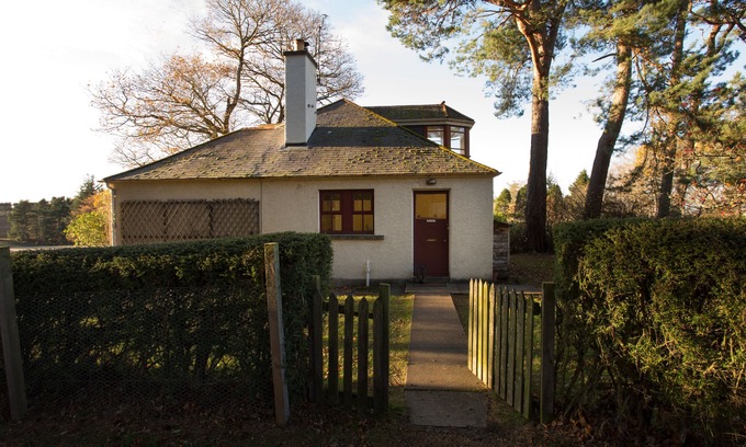 Elgin Cottage | THE WHITE COTTAGE, family friendly, with open fire in Lhanbryde