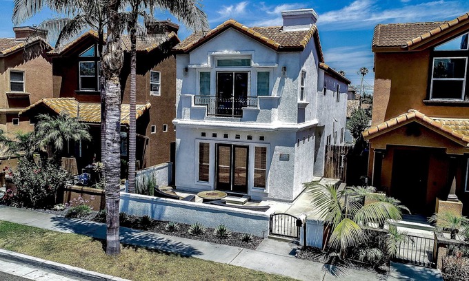 Yorktown House | The White House of Huntington Beach