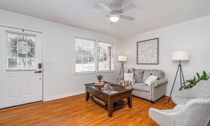 Lexington House | "The White House" 10/10 location!