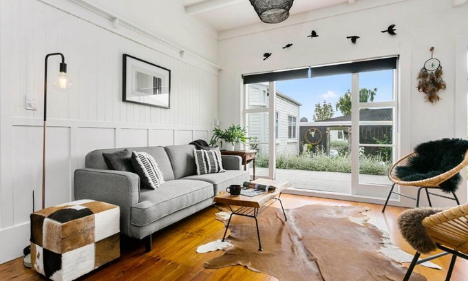 Cambridge House | The White House A stylish bungalow with 2 bathrooms and easy walk to town